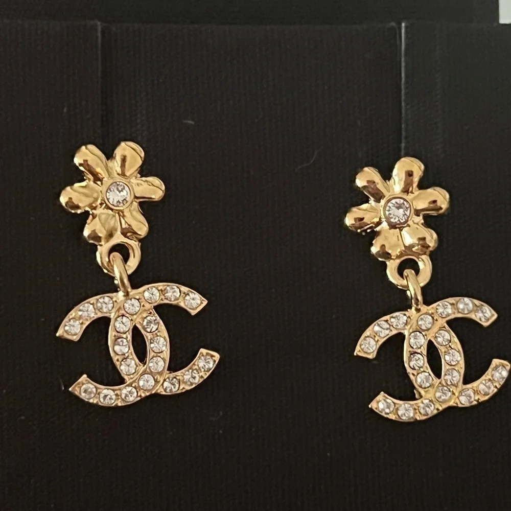 CHANEL• 23A drop crystal earrings